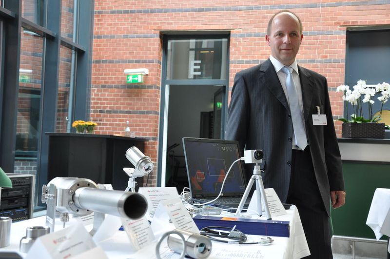 Torsten Czech, Product Marketing Manager bei Optris, stellt auf der Automation Tour das Produktprogramm im Bereich Infrarot-Temperaturmesstechnik vor.  (Bild: PROCESS)