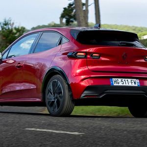 Eleganter Bogen: Die Seitenpartie des Clio 6.0 besteht aus konkaven und konvexen Formen.(Bild:  Renault)