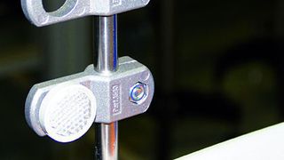 Bild 1: Die Bett-Sistemi-Baukästen umfassen auch flexibel justierbare, robuste Montagehalter für Lichtschranken-Sensoren aus massivem Metall. Bild: Bett Sistemi (Archiv: Vogel Business Media)