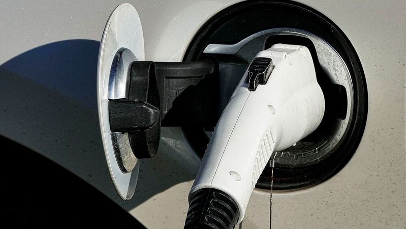 Um das Ziel der Bundesregierung zu erreichen und bis 2030 15 Millionen E-Autos zugelassen zu haben, braucht es die Unterstützung der Politik durch Förderungen und den zügigen Ausbau der Ladeinfrastruktur, fordert der ZDK.(Bild:  frei lizenziert /  Pixabay)