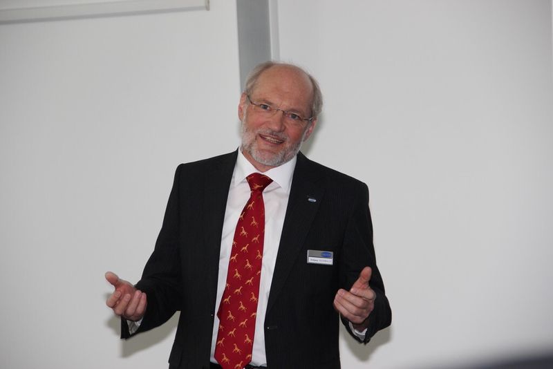 Im Anschluss gab sein Bruder Wolfgang Schmalz, ebenfalls Geschäftsführender Gesellschafter, Einblicke in das Schmalz Eco-System: Nachhaltigkeit bis in die Produktentwicklung. (Bild: Sonnenberg)
