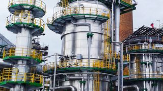 Die „Straße der Kolonnen“ vermittelt einen Eindruck vom Umfang des Revamp-Projektes in Schwedt.  (EDL; psdesign1/Fotolia.com)