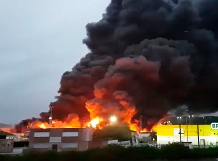 In the night from Wednesday to Thursday a big fire broke out at the Lubrizol factory in Rouen. (Youtube/ TendenceOuest)