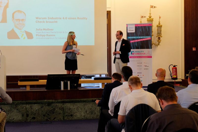 Julia Moßner (Industry of Things) und Philipp Ramin vom Innovationszentrum für Industrie 4.0 erörterten, warum Industry 4.0 einen Reality Check braucht.  (Bild: Schreier)