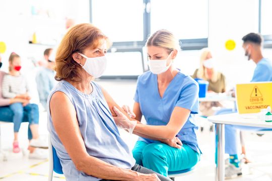 Die Crux beim Transport moderner mRNA-Impfstoffe ist, dass sie dabei stets ultratief zu kühlen sind. Die sogenannte medizinische Kühlkette darf dabei nicht unterbrochen werden. Secop hat sich dazu etwas einfallen lassen ...(Bild:  Secop)