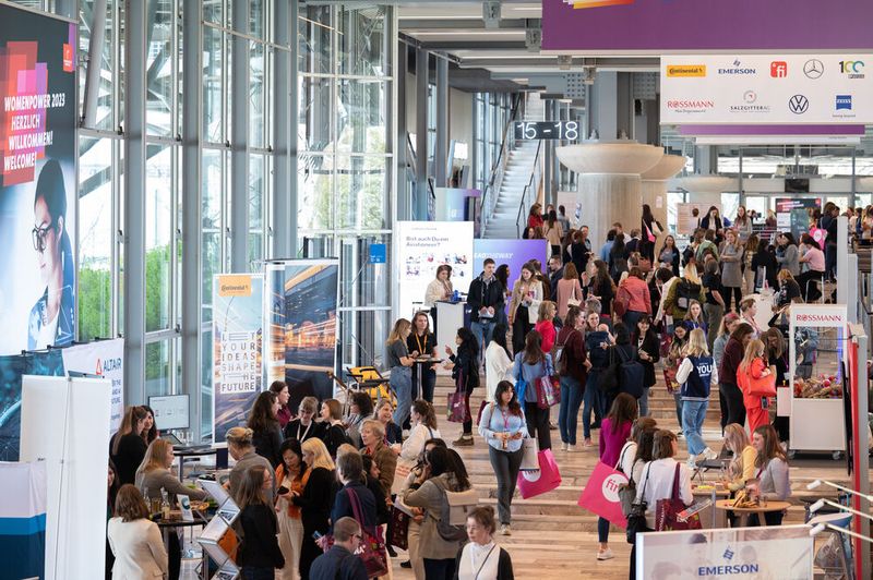 Ubilabs in Halle 16, Stand A10 zeigt Ihnen am Stand von Google Cloud, wie Sie durch maßgeschneiderte Softwarelösungen die Stärken von Location Intelligence im Bereich Supply Chain ausschöpfen und wie die Visualisierung von Daten die Grundlage für valide Entscheidungen schafft. Ebenfalls werden die Vorteile von Asset-Tracking hervorgehoben. (Bild: Rainer Jensen)