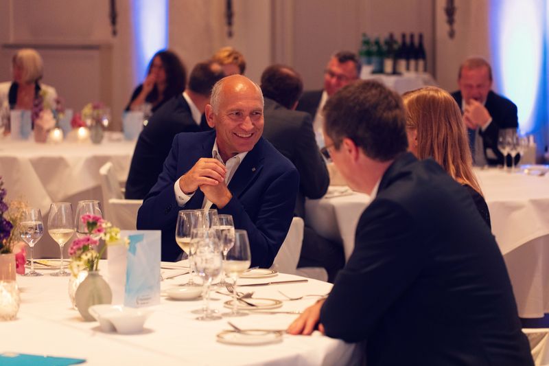 Gute Stimmung auch beim Dinner: Volker Kadow von PDV im Gespräch. (Offenblen.de)