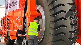 Reifenmontage: Kamag-Brammentransporter zur Vorbereitung der Verladung auf das Schiff am Hafen Heilbronn. (TII)