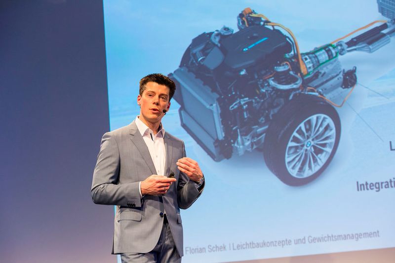 Den Nutzen des Leichtbaus bei Elektro- und Hybridfahrzeugen zeigte Florian Schek, Leiter Leichtbau BMW Group, auf. (Stefan Bausewein)