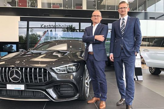 Seniorchef Stephan Kestenholz (li.) und sein Sohn Thomas stellten sich am Firmensitz in Pratteln bei Basel den Fragen von »kfz-betrieb«.(Bild:  Faust/»kfz-betrieb«)