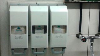 Neue, geschlossene Spendersysteme, wie im Bereich der Elektrowerkstat, gehören bei RHI nun zur Standardausstattung. (RHI Urmitz)