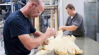 Mittels Sepuran Hohlfasermembranen gelingt es laut Evonik, Gase wie Methan, Stickstoff oder Wasserstoff besonders effizient aus Gasgemischen abzutrennen.  (Bild: Carsten Behler/ Evonik)