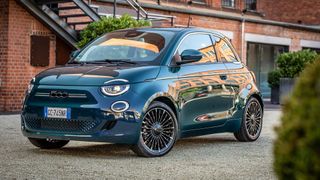 Knutschkugel mit Sieger-Gen: Der Fiat 500 war im Oktober das meistverkaufte Pkw-Modell in Deutschland. (Bild: FCA)