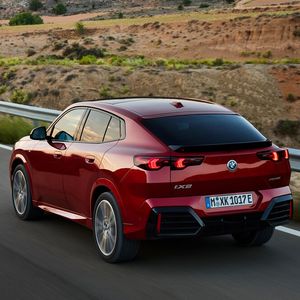 Auch bei Höhe, Breite und Radstand hat das SUV-Coupé im Vergleich zum Vorgänger zugelegt.(Bild:  BMW)