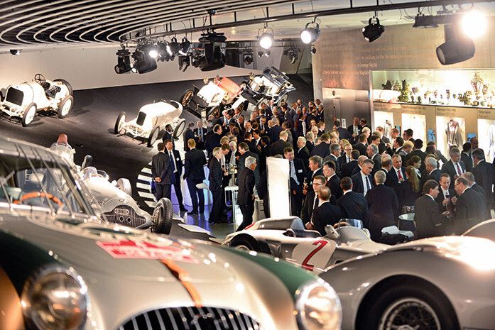 Pressen gibt es schon länger als Automobile: Etwa 300 Gäste feierten inmitten 100 jähriger Automobilgeschichte das 175. Jubiläum von Schuler. (Bild: Schuler)