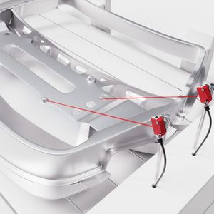 Outre la détection de la présence d'un composant, le capteur laser à détection directe ODT3CL1-2M peut aussi détecter des points de référence définis sur le composant et en vérifier ainsi la qualité. Dans ce genre de situations, les capteurs fonctionnent avec fiabilité, même en cas de structures de surface différentes.(Source :  Leuze AG)
