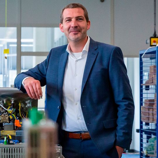 „Durch die Harting-Lösung ist alles für die Montage vor Ort vorbereitet. Die aufwendige Konfektionierung der Kabel entfällt. Das verringert die Montagezeit um mindestens 30 %“, beziffert René Heiden, Betriebsleiter bei Suatec, den Nutzen.(Bild:  Harting)