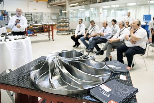 Quer durch die Werkshalle veranschaulichten 13 Technologiestationen das essenzielle Zusammenspiel von Digitalisierung, Automatisierung und der eigentlichen Bearbeitung in der Luft- und Raumfahrt.(Bild:  Hannes Thalmann)