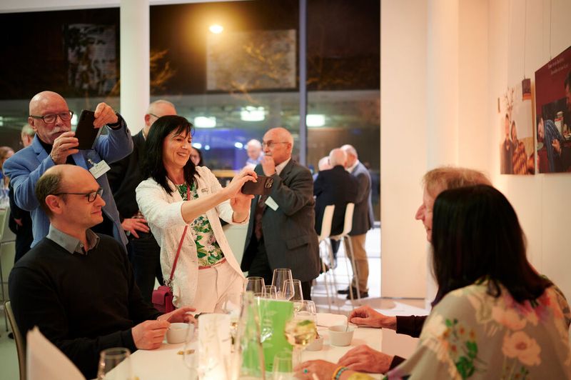 Impressionen vom ELEKTRONIKPRAXIS Frühlingsfest 2023 im Ketterer Kunst mit der Verabschiedung von Johann Wiesböck.  (Bild: © EYE AM CHRIS)