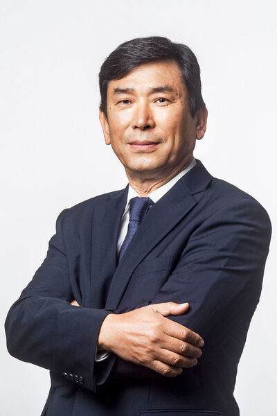Kyung Soo Lee hat seinen Posten als Chief Executive Officer für Hyundai Amerika nach etwas mehr als einem Jahr wieder verlassen. Einen Nachfolger hat Hyundai bislang noch nicht bekannt gegeben. Wie der Automobilhersteller mitteilte sei dieser Schritt Teil eines regulären konzernweiten Personalwechsels. Lee hatte den Posten erst im September 2017 übernommen, nachdem er ihn zuvor neun Monate lang übergangsweise bekleidet hatte.  (Hyundai)