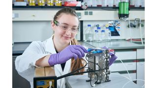 Eine nachhaltigere chemische Produktion: Dieses Ziel wollen Forschende im Cluster ETOS mit Strom aus erneuerbaren Energien erreichen. (Bild: Amadeus Bramsiepe/ KIT)