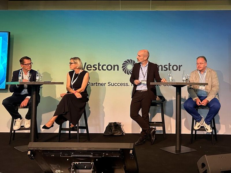 Auf der Agenda standen zwei Panel Diskussionen, hier zum Thema KI mit (v. l.) Detlev Kühne (Cisco), Lynn Vollmert (Check Point), Peter Dejakum als Moderator und Michael Berg (F5).  (Bild: Vogel IT-Medien)