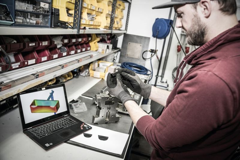 Für die praxisrelevante Entwicklung und automatische Prozessoptimierung hat Simcon in Würselen ein Technikum. Das Aufgabenspektrum umfasst unter anderem das Messen von Viskositätskurven im Kapillarrheometer und die Durchführung von Spritzgießversuchen. In Halle 4 am Stand A70 gibt Simcon nähere Informationen zum Technikum. (Simcon)