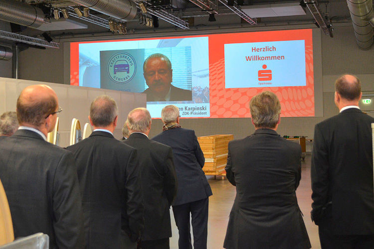 Technische Finessen: Beim Rundgang zeigt sich ZDK-Präsident Jürgen Karpinski auch auf der Großleinwand im Vogel Convention Center. (Foto: Grimm)
