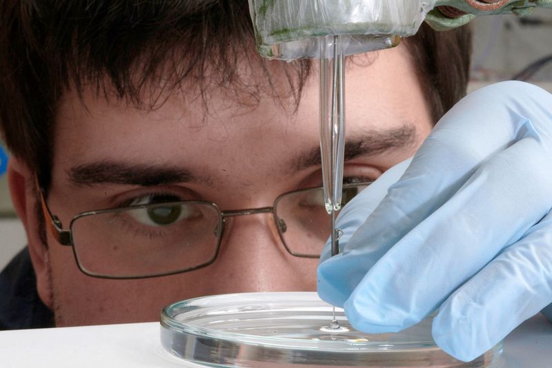 Auf der Suche nach besseren Katalysatoren: Physiker Marcus Pohl bei der Messung einer Platin-Elektrode mit der Hanging Meniscus Konfiguration. (Bild: Wenzel Schuermann / TUM)