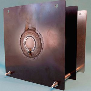 Bild 2: Die beiden ersten Platten sind geschwärzt. Bei einer Bestrahlung mit 5 kW auf einer kreisrunden Fläche mit dem Durchmesser 90 mm betrug die Standzeit lediglich etwa 30 s.