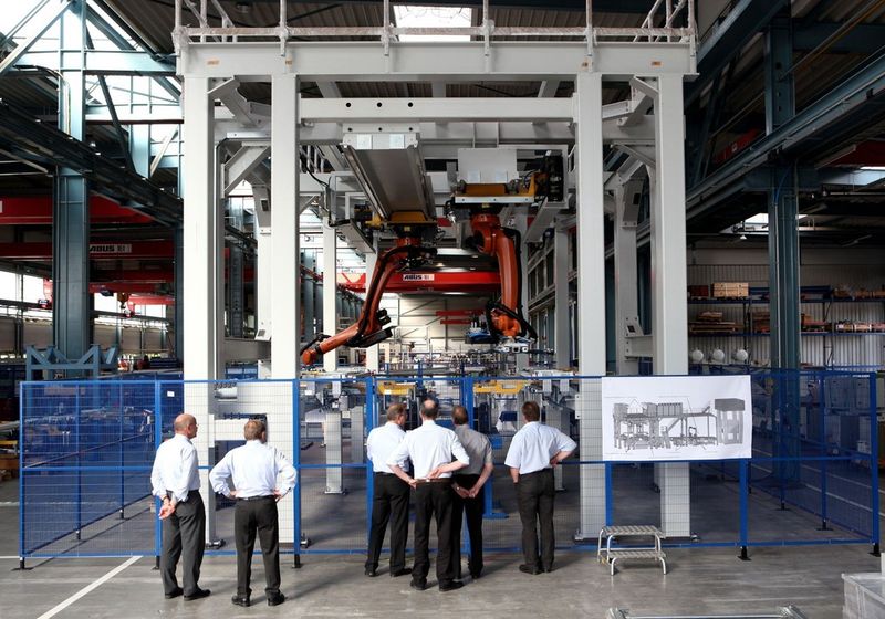Neue Automatisierungstechnik für Pressen wurde in Gemmingen gezeigt. (Bild: Schuler)