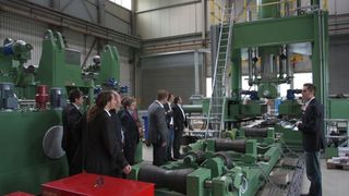 Besucher staunen beim Tag der offenen Tür über die Maschinen bei Gräbener. Bild: Gräbener (Archiv: Vogel Business Media)