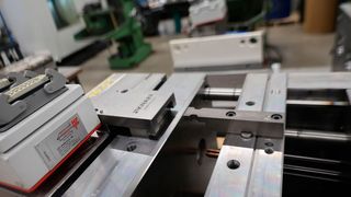 Pro Spritzgießwerkzeug verbauen die Werkzeugbauer zwei Klinkenzüge des Normalienspezialisten Knarr aus Helmbrechts – jeweils mittig einen an der Oberseite und einen an der Unterseite der als Vierfachwerkzeug ausgelegten Form. (Bild: Maschinenmarkt)