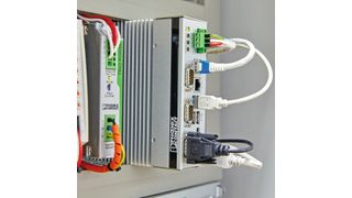 Aufgrund seiner kompakten und lüfterlosen Bauform lässt sich der Box-PC in nahezu jede Anwendung einbauen. (Phoenix Contact)