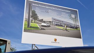 Das erste Porsche-Approved-&-Service-Zentrum in Deutschland: Porsche und Otto Glöckler Sportwagen haben in Frankfurt am Main den Startschuss für ein neues Standortformat des Herstellers auf dem Heimatmarkt gegeben. (Bild: Achter – »kfz-betrieb«)