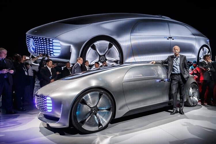 Auf der Consumer Electronics Show (CES) 2015 in Las Vegas stellte Daimler-Vorstand Dr. Dieter Zetsche die autonom fahrende Luxuslimousine F 015 Luxury in Motion vor. (Foto: Daimler)