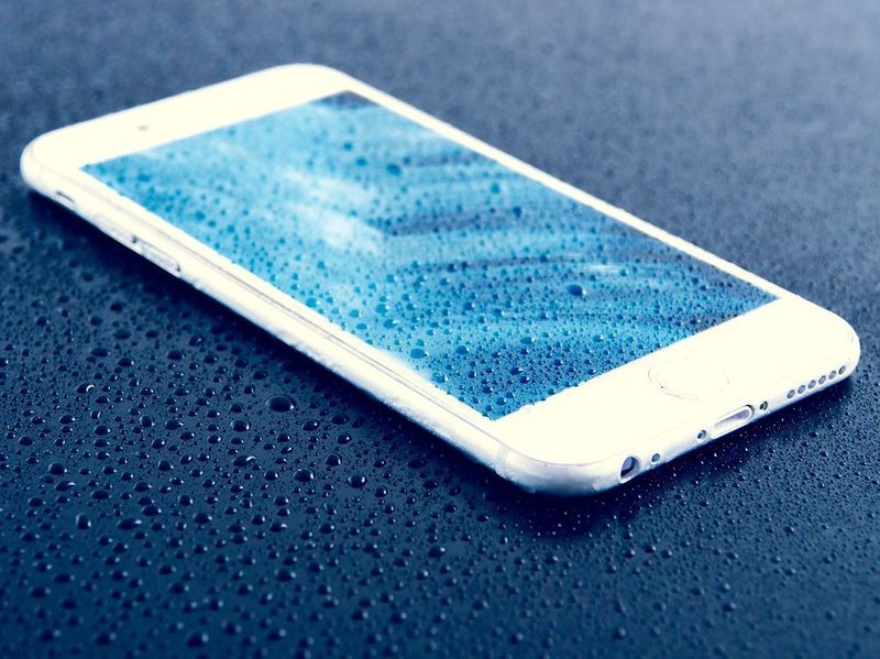 Auch vermeintlich wasserfeste Smartphones können Schäden durch Wassereinwirkung aufweisen. (gemeinfrei/Pixabay)