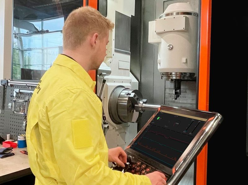 Über die Software oder den NC-Code legen die Benutzer die Grenzwerte für Rattereffekte, Werkzeugbelastung und Vibrationen fest. Tritt ein unerwartetes Ereignis auf, leitet die Steuerung automatisch Schutzmaßnahmen ein, sagt Sandvik Coromant. (Bild: Sandvik Coromant)