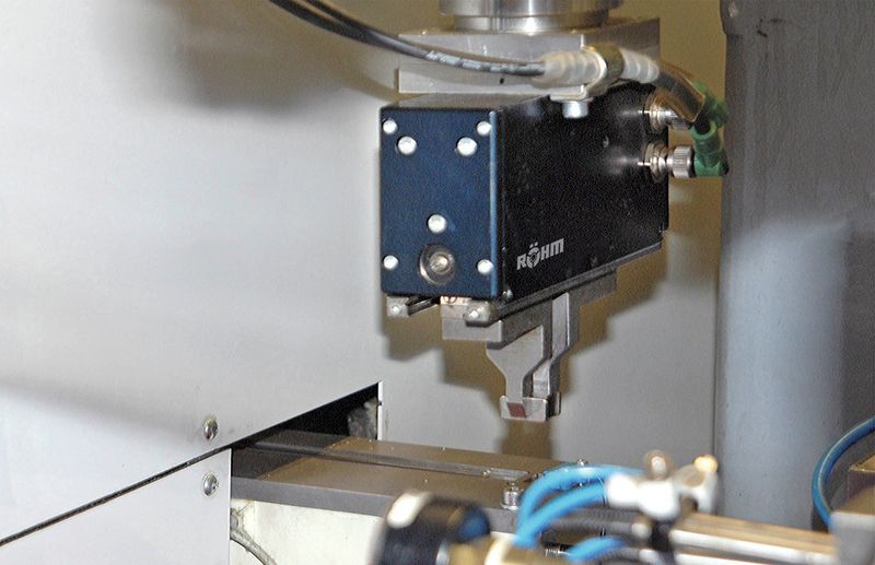 Bild 4: Mit Kräften von 10 bis 400 N packt der Elektrogreifer leichte und schwere Teile sicher und zuverlässig. (Bild: Röhm)