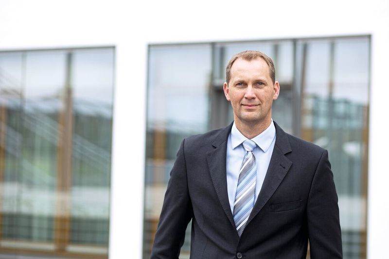 Henning Schmeding ist seit dem 1. November 2019 neuer Geschäftsführer bei Hofmann Tesys Prüftechnik, einem Unternehmen der Kratzer-Automation-Firmengruppe. Er soll die strategischen Ziele von Hofmann Tesys Prüftechnik innerhalb der Unternehmensgruppe mitgestalten. 

Vor seinem Wechsel zur Kratzer-Automation-Gruppe bekleidete Henning Schmeding vergleichbare Führungspositionen in mittelständisch geprägten Gesellschaften und Geschäftsbereichen und war bei Konzernunternehmen des internationalen Maschinen- und Anlagenbaus tätig.  (Kratzer Automation)