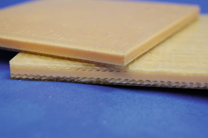 Bild 1: Unter Anwendung syntaktischer Schaumsysteme arbeitet das IKV an einem einstufigen Prozess zur integrierten Herstellung von Schaumkernen mit endlosfaserverstärkten Deckschichten. (Bild: Karatzias)