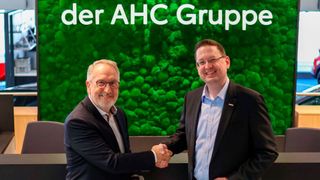 Michael W. Thiede (li.), geschäftsführender Gesellschafter der AHC Holding (li.), ist froh, seine Autohausgruppe in die Hände  von Steffen Rump (re.), Geschäftsführer von Motor-Nützel,  übergeben zu haben. (Bild: Motor-Nützel)