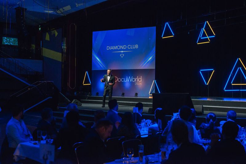 Night of the Champions: Marcin Pichur, Regional Vice President Sales, ehrt die Top 3 Diamond Club Member in Großbritannien, Spanien und International.  (Bild: Docuware)