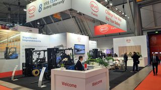 Am Logimat-Stand von BYD prangt ein Leistungsversprechen: acht Jahre Garantie oder 15.000 Arbeitsstunden für die Eisen-Phosphat-Batterie. (Bild: BYD)