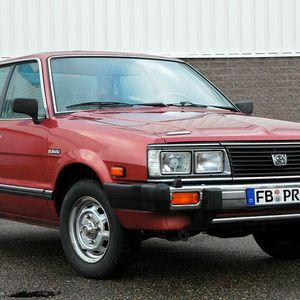 Zunächst war der Allradantrieb bei Subaru nur mit einem Handhebel oder mit Unterdruck per Knopfdruck zuschaltbar. Da ein Zentraldifferenzial fehlte, konnte man ihn im Gelände oder bei rutschigem Untergrund nutzen. Ab 1988 gab es zunächst in den Turbo-Modellen den permanenten Allradantrieb mit Untersetzung für Sedan und Super-Station oder ein elektronisches Viergang-Automatikgetriebe. Bei Fahrzeugen mit Handschaltgetriebe und dem permanenten Allradantrieb gab es noch eine zusätzliche Untersetzung für Geländefahrten. Außerdem war auf Wunsch ein hinteres Sperrdifferenzial erhältlich. (Bild:  Subaru)