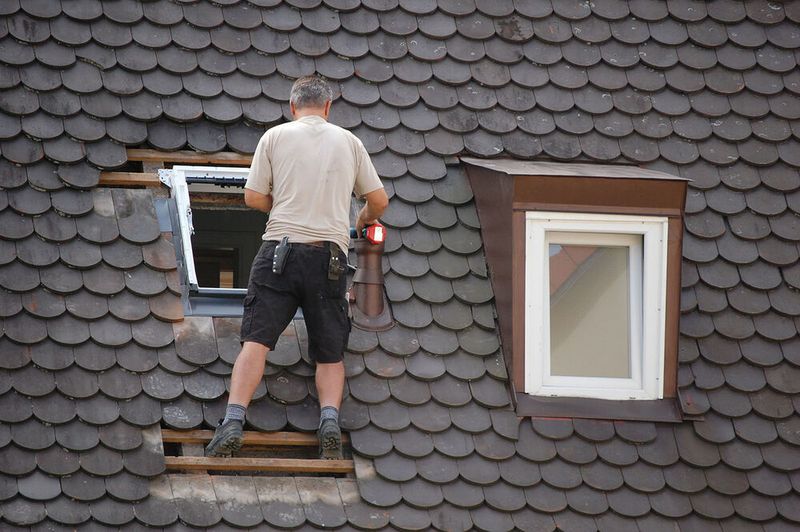 Reparaturen am Dach werden weiterhin von Dachdeckern ausgeführt; jedoch könnte künftig eine Drohne im Stadium der Planungen die Ortsbegehungen „übernehmen“. (GabiB. / pixelio.de)