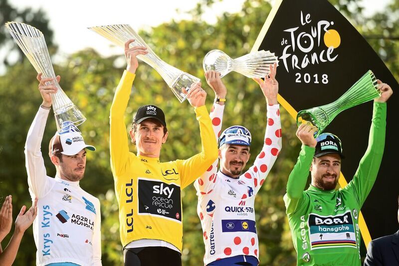 Vier Sieger: Nach 21 Etappen und insgesamt 3.351 Kilometern ließ sich Geraint Thomas (im gelben Trikot) als Gesamtsieger feiern. Von links: Pierre Latour, Geraint Thomas, Julian Alaphilippe und Peter Sagan. (Skoda)