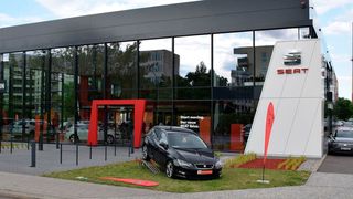 Die Videoüberwachung erspart den obligatorischen Zaun und schafft dadurch optische Transparenz und Offenheit (Rosenow/»kfz-betrieb«)