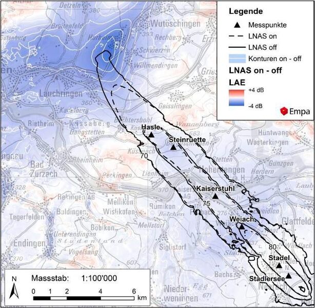 Simulation des Fluglärms anhand der gemessenen Daten mit dem Simulationsprogramm sonAIR der Empa. Gestrichelte Linie: mit LNAS, durchgezogene Linie: ohne LNAS. 24 Kilometer vor der Landebahn, mitten im Südschwarzwald, zeichnet sich eine deutliche Lärmreduktion ab (dunkelblau). (Empa)