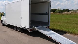 AL-KO hat für den VW-Transporter ein Chassis entwickelt, das ihn zum Wettbewerber in der 7,5-t-Klasse avancieren lässt. (Bild: AL-KO)